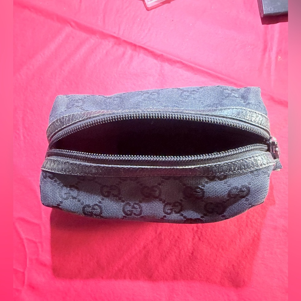 Gucci authentic makeup pouch in good condition. Please see pics.